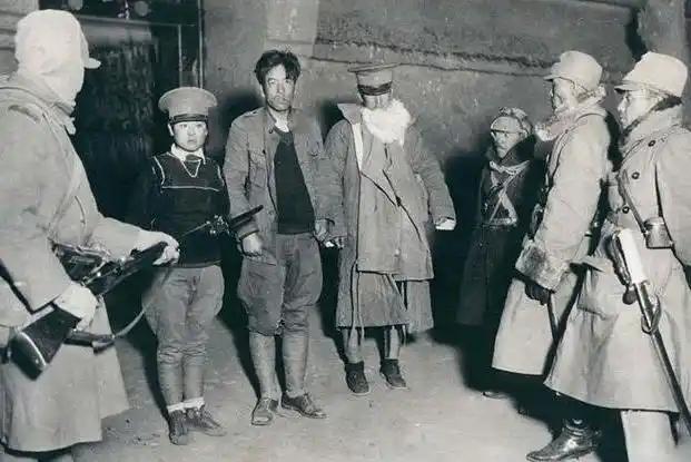 1934年10月，照片上是被日本关东军俘虏的三名东北抗日联军战士。其中左边身材较
