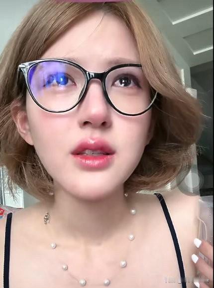 8月5日，赵露思直播哭了，她没词了！直播第三天，扁喉体发炎，还在继续，她说公司