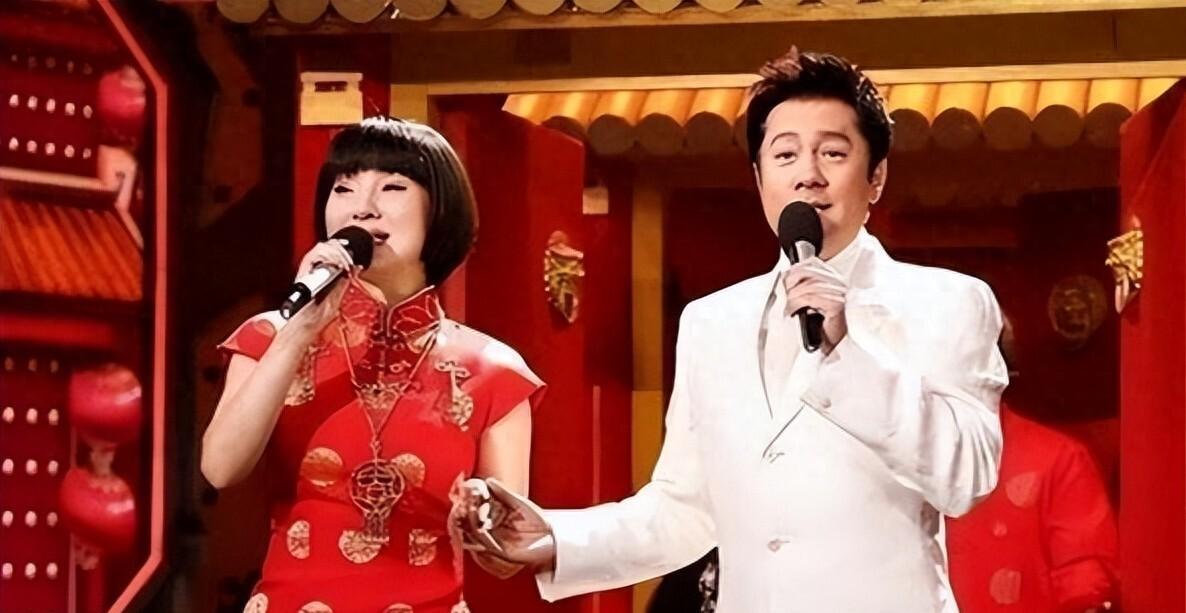 陈红晒全家福，儿子儿媳颜值高很般配，自曝前夫一直跟着她想复婚