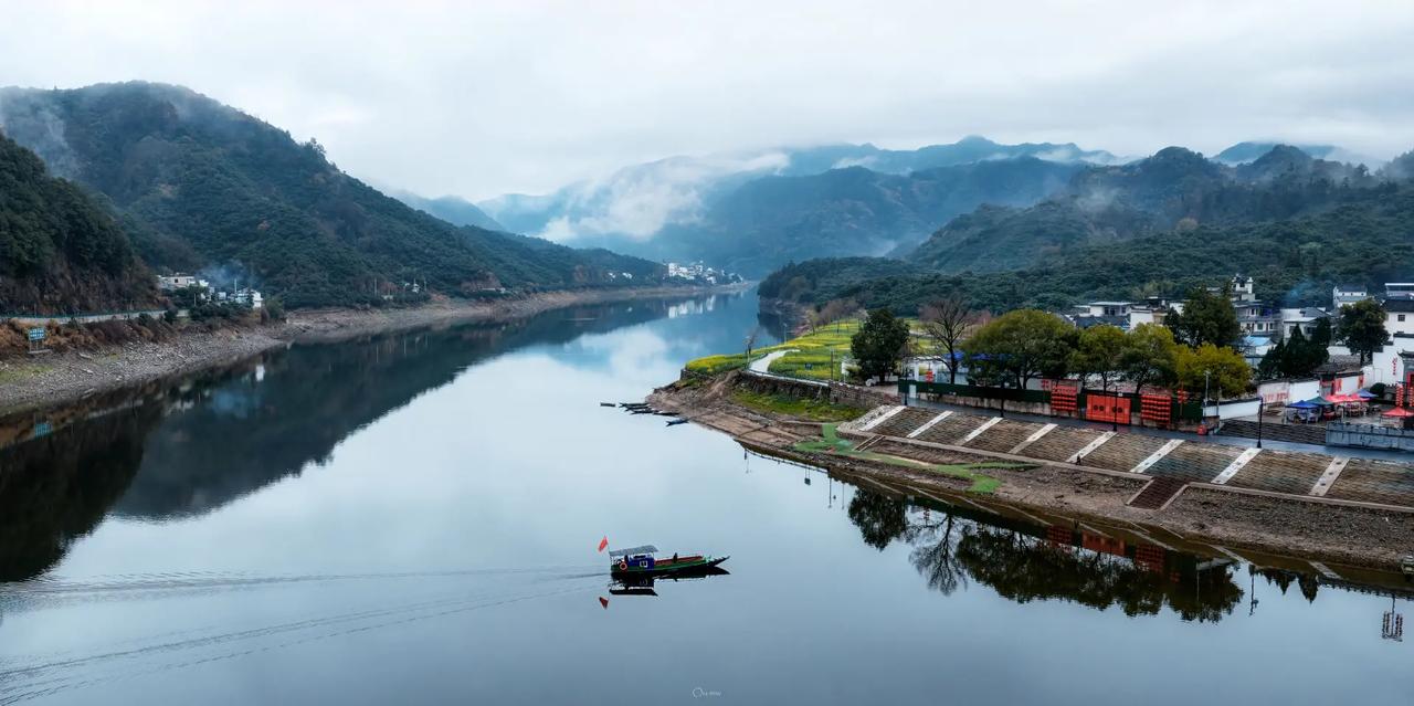 长江水下高铁即沪渝蓉沿江高铁，全线共设约51座车站，贯穿上海、江苏、安徽、湖北、