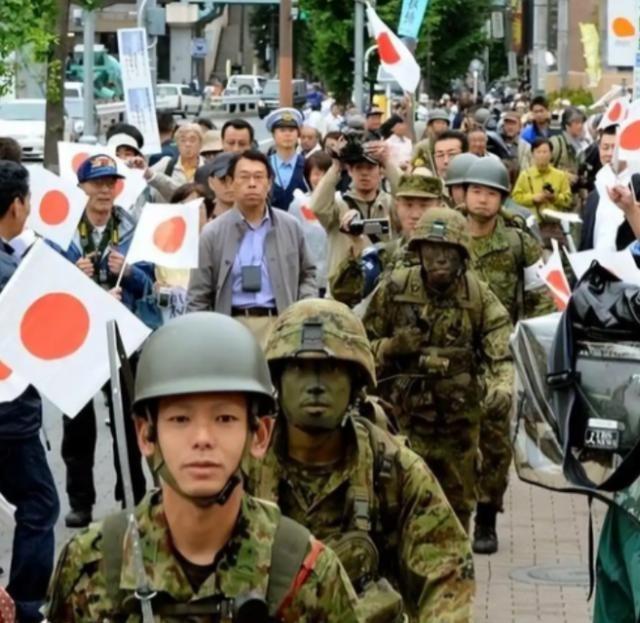 在日本工作的朋友回来了，我问他最近那边紧不紧张，他反倒反问一句：“你觉得谁最怕？