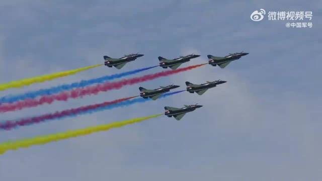 八一飞行表演队震撼登场！新加坡航展炫目献技