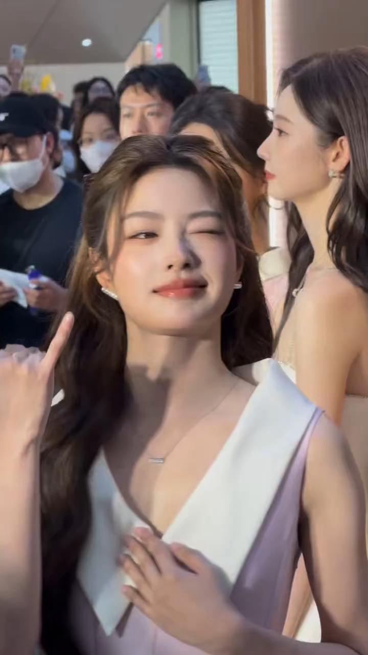 徐若晗今日线下活动丨看得出她是公主👸