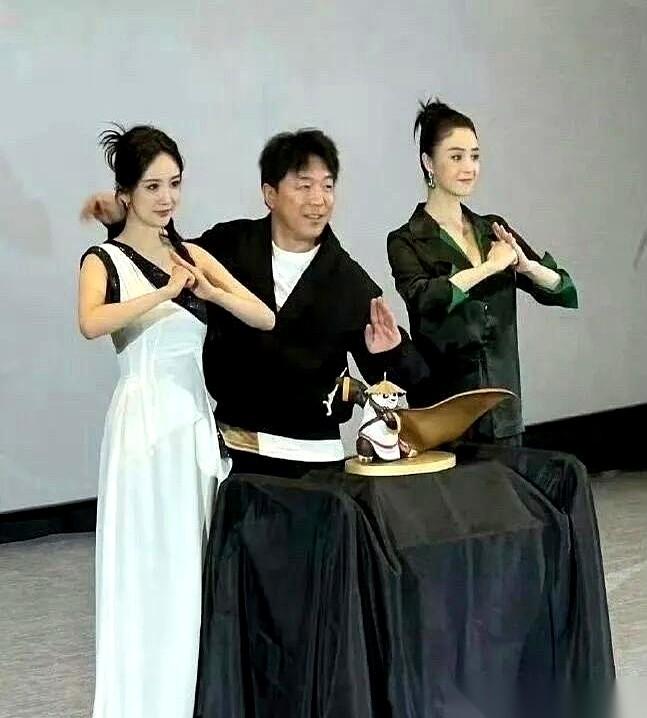 跟蒋欣这种人合影，真的，纯属自取其辱。那个脸，就巴掌那么大。镜头怼得再近，脸