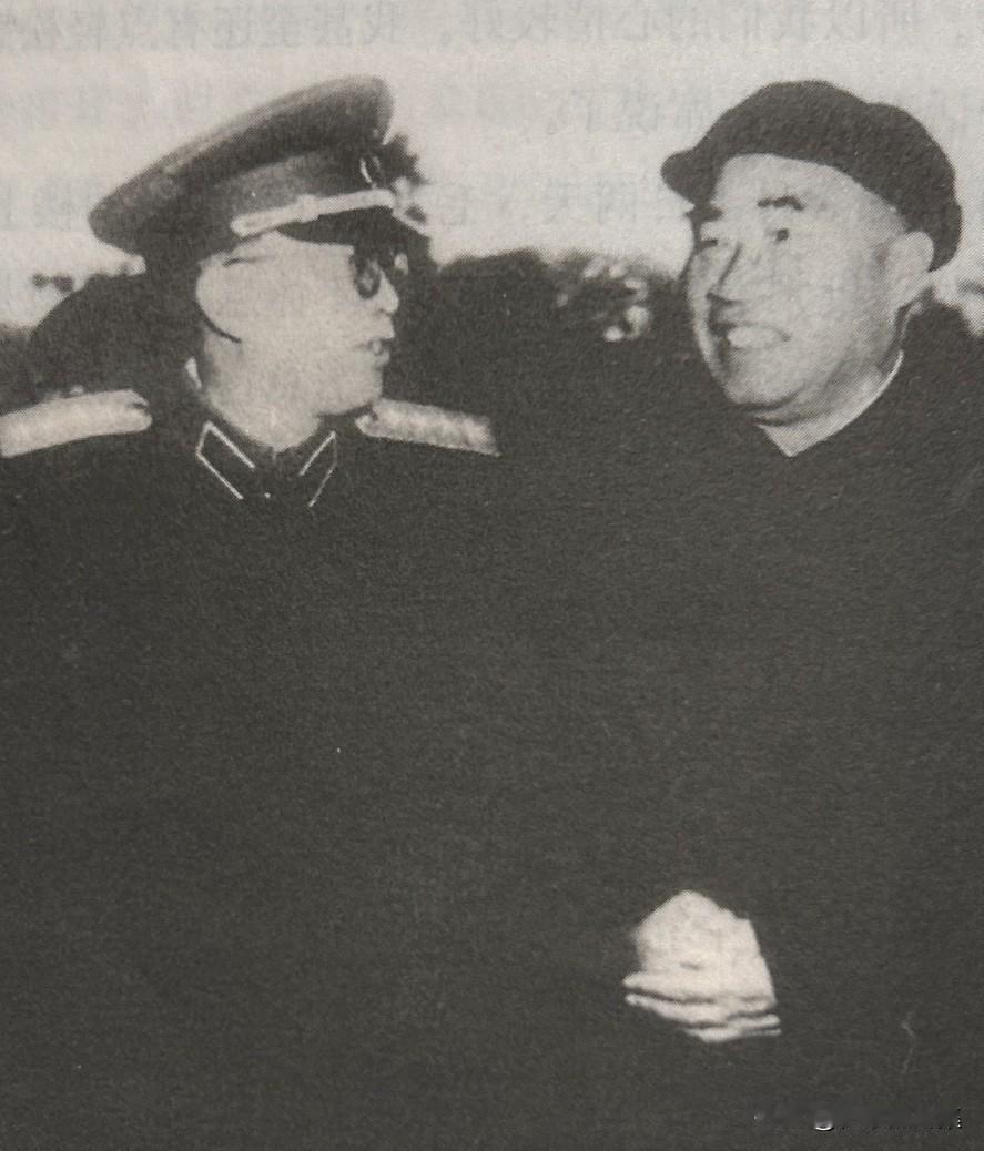 1956年，朱德元帅和黄克诚大将合影。当时，黄克诚担任中央军委秘书长、国防部第一