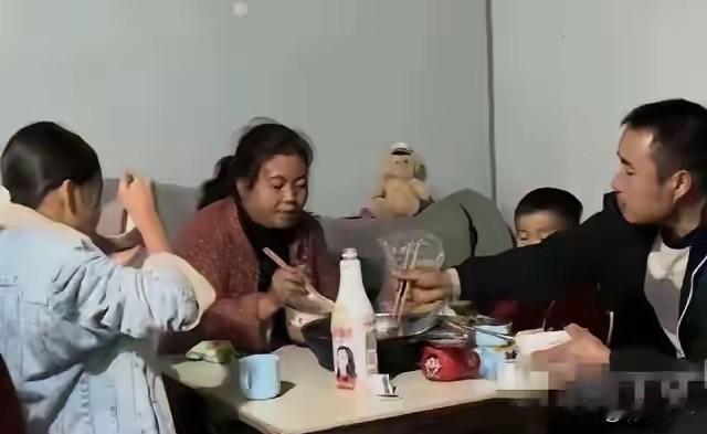 贵州一对姐妹，父母相继离世，叔叔想接回去抚养，婶婶竟然这样做……贵州山区那场