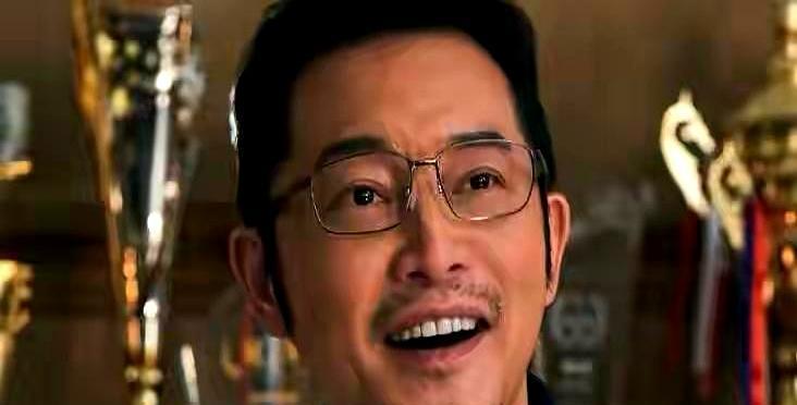 胡可当着全国观众的面，对沙溢说：今晚你不用回家了。沙溢第一反应是慌慌张张扭头，