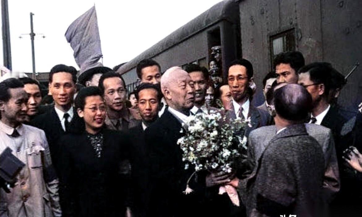 那趟开往南京的火车，门一开，走下来的不是什么普通人。是李承晚。未来的韩国第一