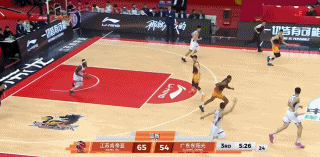 有些解说员胡说八道，亨特的违体不是保护动作，请问他在保护谁？广东队打得好，不