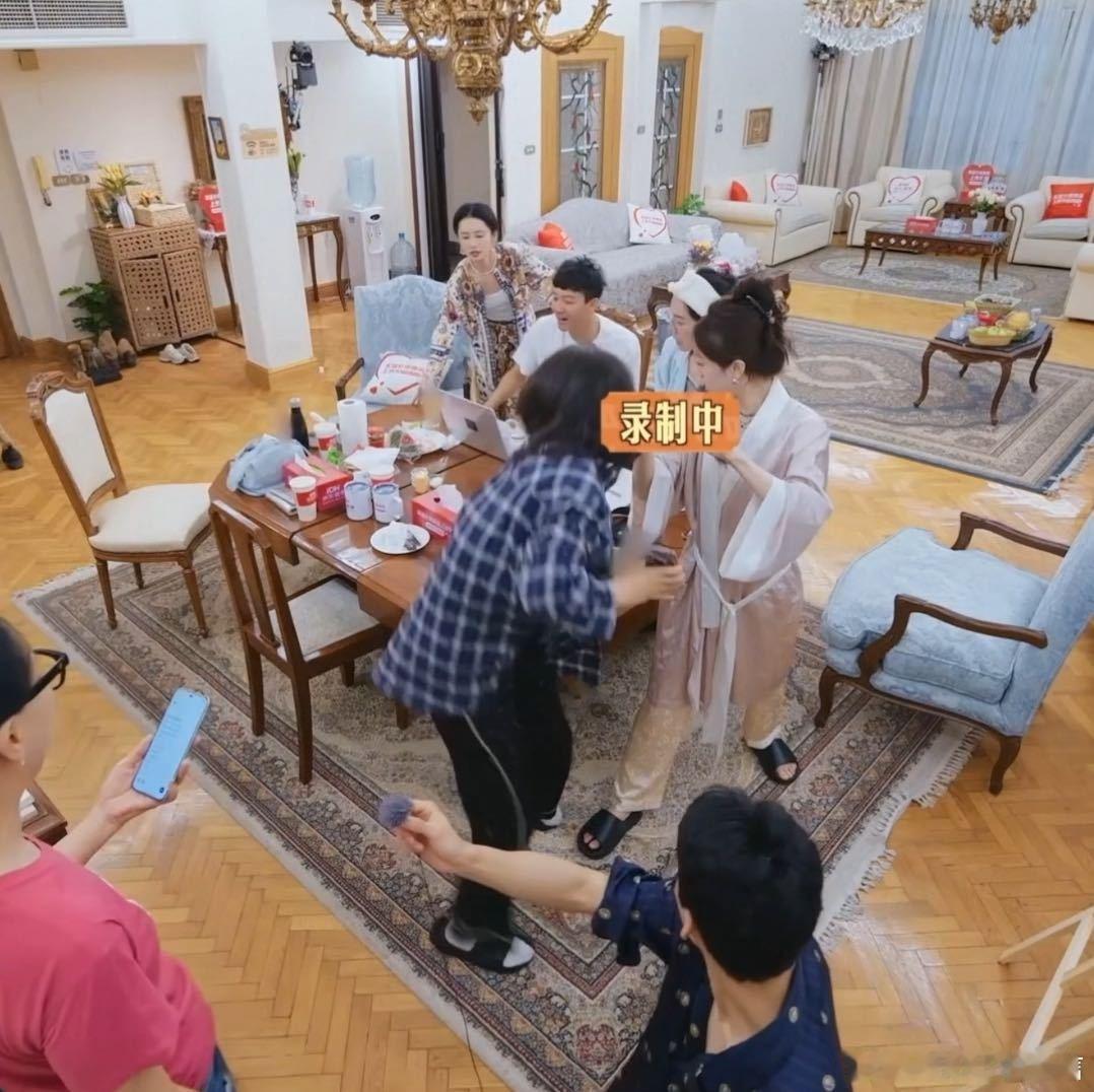 马思纯掀桌了马思纯一屁股下去直接掀了桌子，没有任何铺垫，就是这么猝不及防的搞笑
