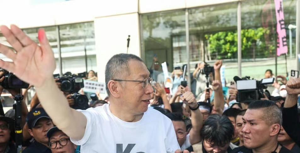 柯文哲必须感谢黄国昌，若非黄国昌临危受命，顶住压力，一心一意坚持蓝白合，就不会有