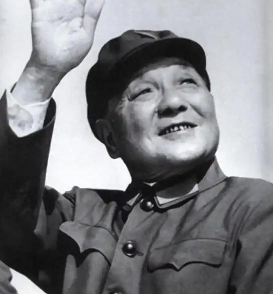 1987年农历新年招待会上，人民大会堂里灯火通明。杨尚昆身着将官制服，口中衔着香