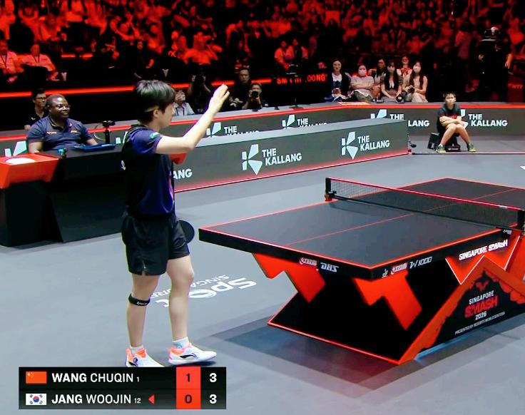 多次闪光灯！直接打乱了王楚钦的节奏。裁判已经警告了两次关闭闪光灯，还有人拿