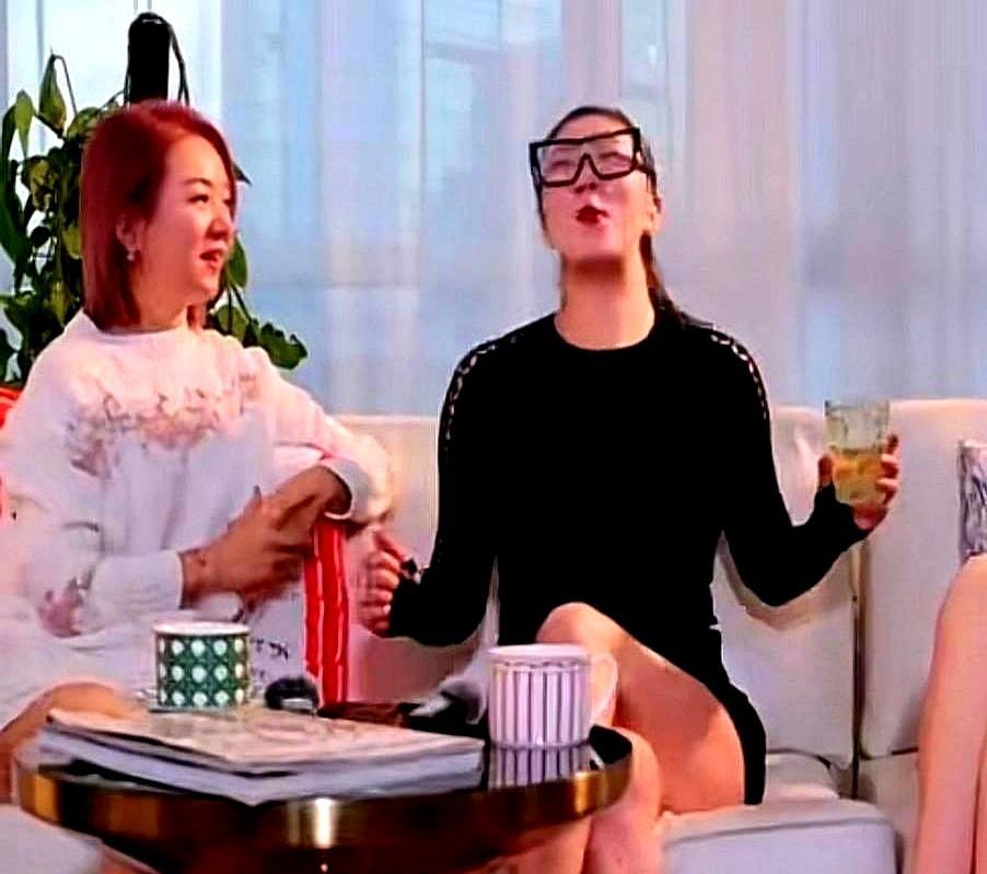 我跟了他爸12年，他结婚，连杯茶都不配喝。他爸谢贤把我当宝，他却把我当空气