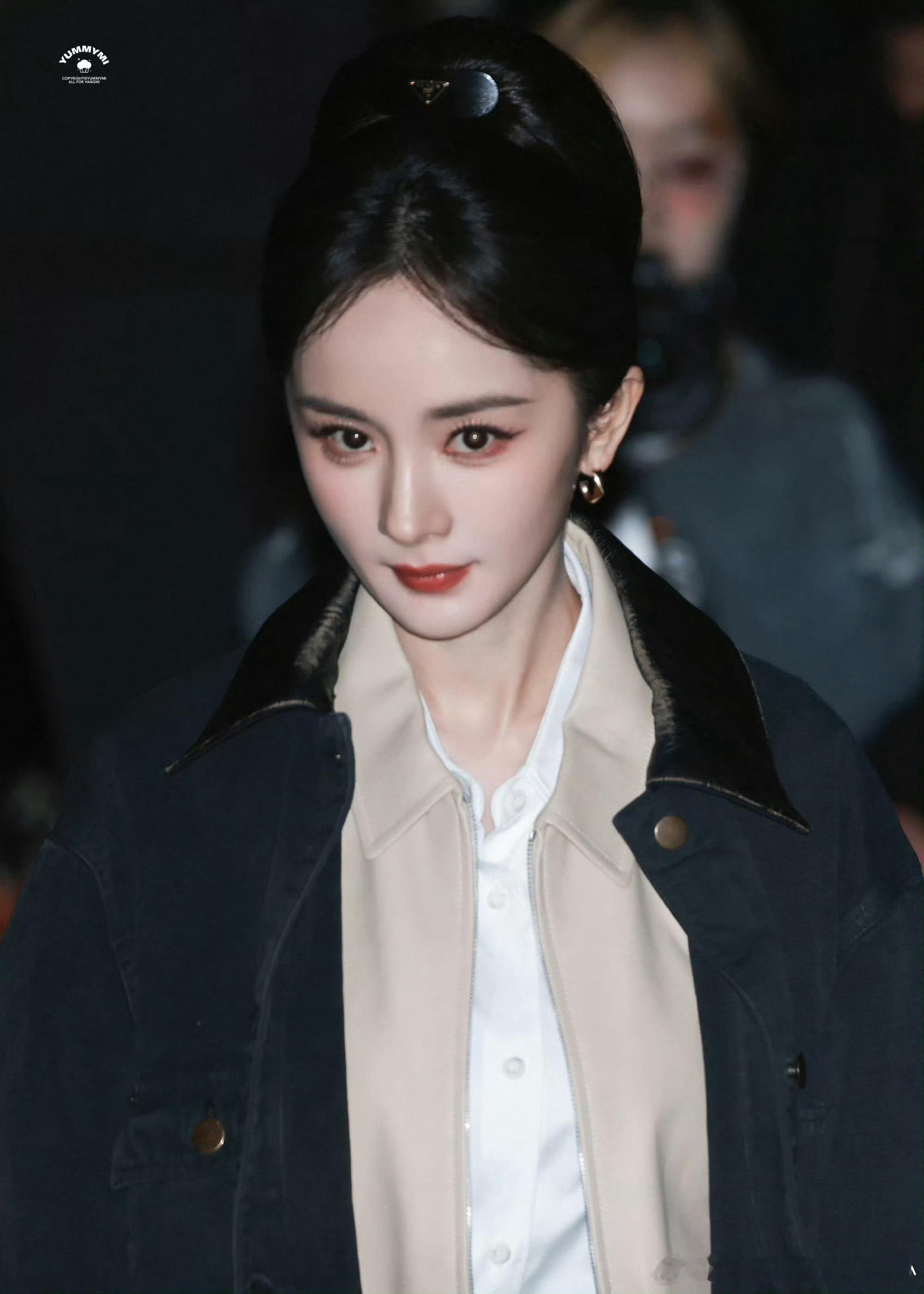 线下活动的贵气焦点！杨幂以优雅学院风亮相，灵动气场自带高光，每帧画面都尽显独特魅