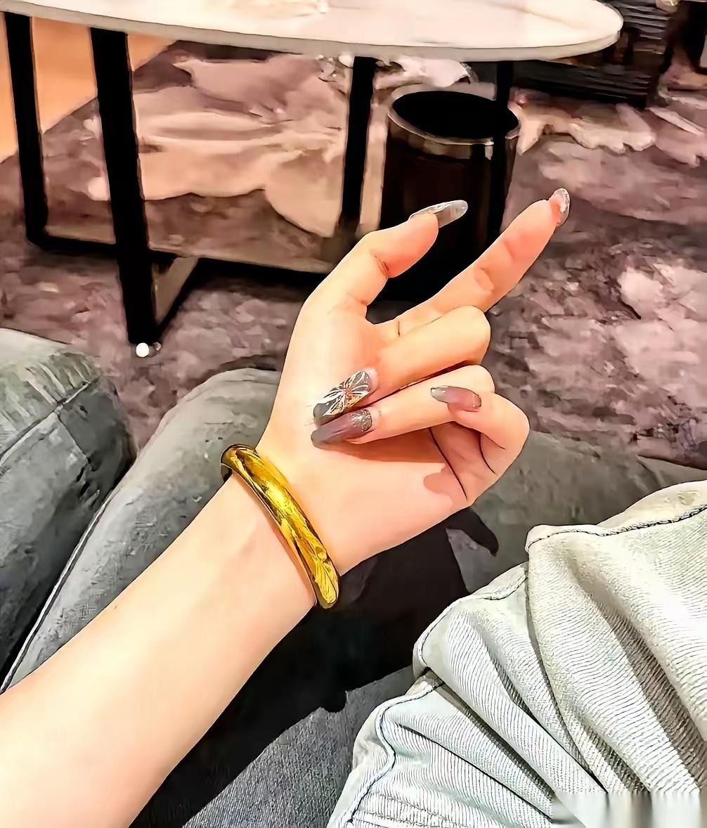 金店现在估计都快哭了。真的，游戏规则全变了。这届年轻人买金的思路，直接把几十
