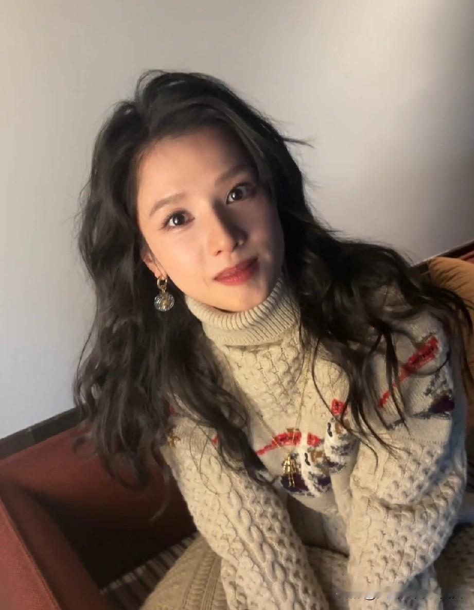 张婧仪的粉丝因为对她新剧的妆造不满，而去私信剧组工作人员了。这工作人员不知道