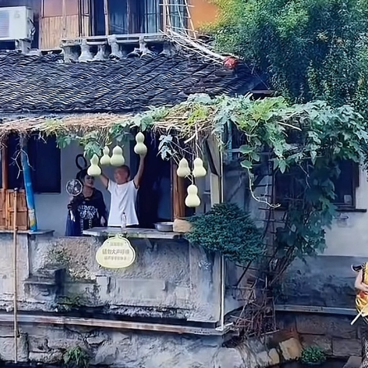 大家还记得前不久火起来的“绍兴葫芦娃爷爷”陈金敖吗，75岁，他是绍兴书圣故里探花桥旁临河老宅的居民，