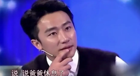 2007年，黄轩带着母亲去大连旅游。刚下火车站，就收到了继母的电话，说他