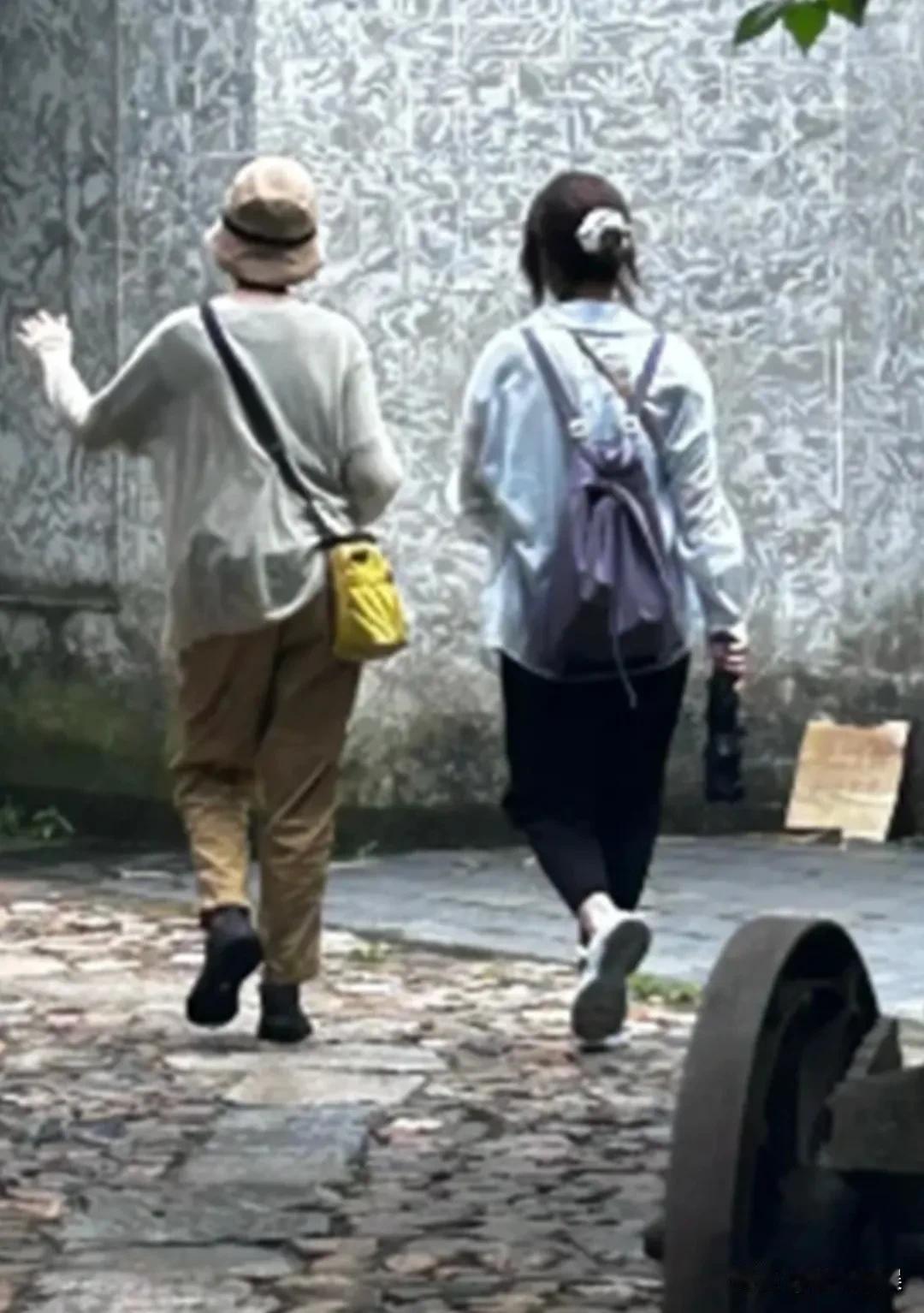 袁泉带着女儿一起在安徽度假，她女儿这么大了啊，跟妈妈一样高了。戴着遮阳帽的袁泉