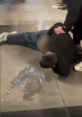 看看战斗民族的自救方式，真是不服不行。俄罗斯圣彼得堡大街，一男子被人喷了辣椒水