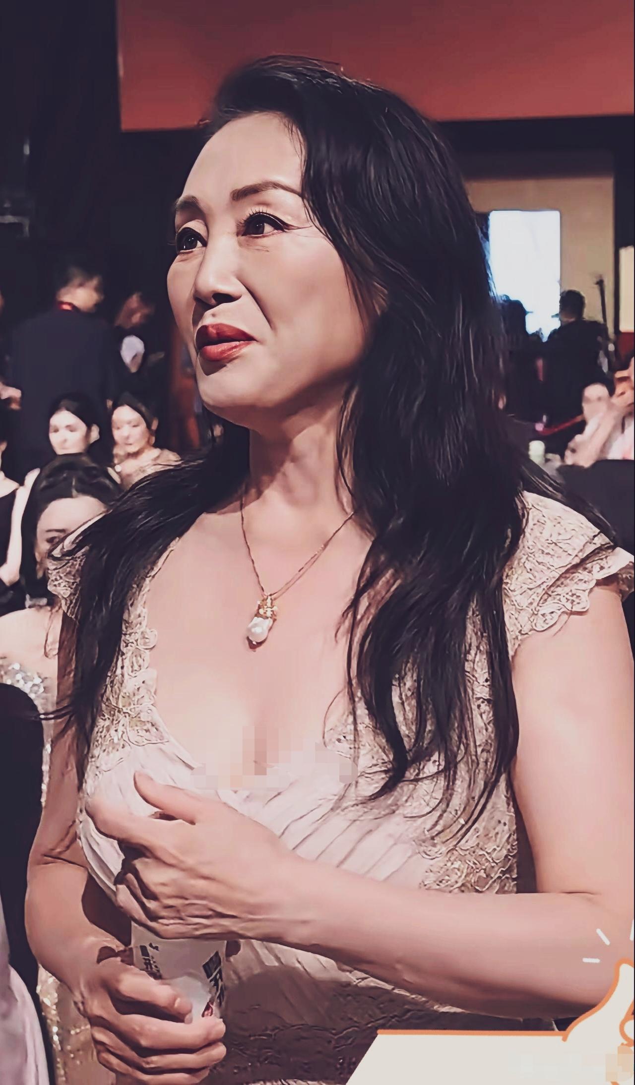 年龄也不小了，这样披头散发还袒胸露乳，真的好吗？