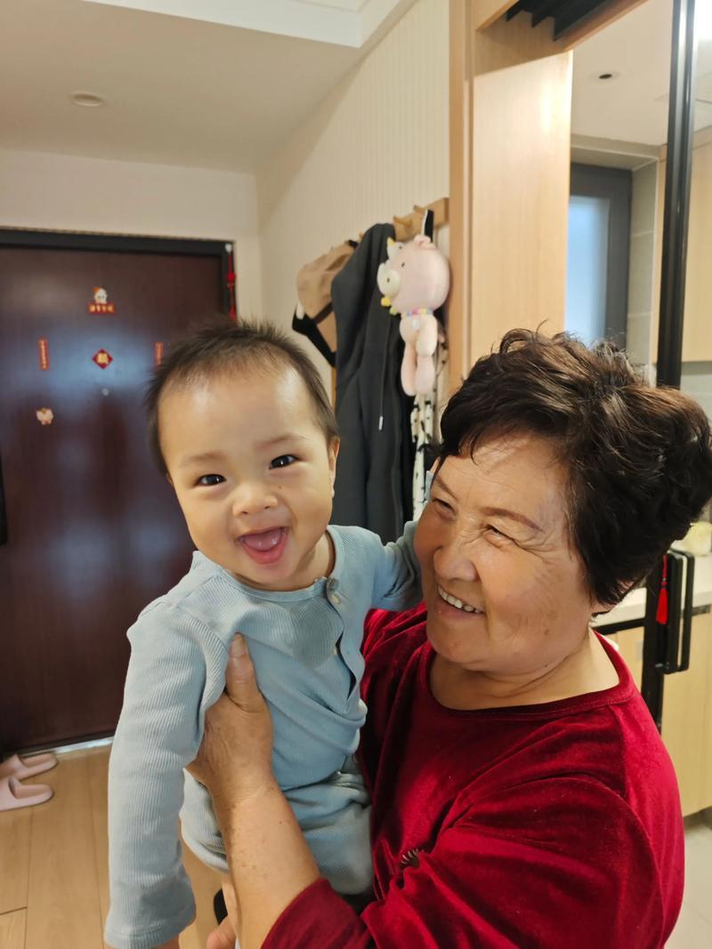 现在的老人都是如此处境，养大儿女接看马不停蹄养孙子，挨累赔钱还不讨好，当面叫不到