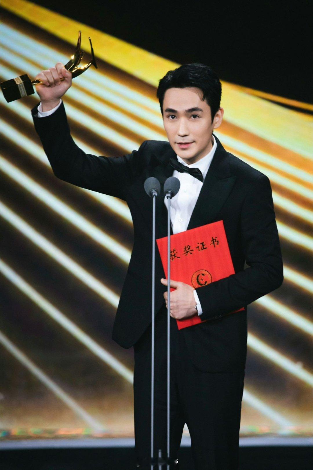 朱一龙出发洛杉矶解锁国际时尚新旅程！朱一龙受邀参加2025VogueWorl