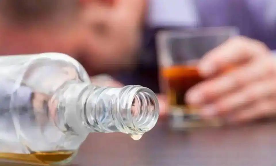 上海男子下班后和4个同事烧烤聚餐，5个人喝一瓶开封的52度白酒。聚餐结束后5个人