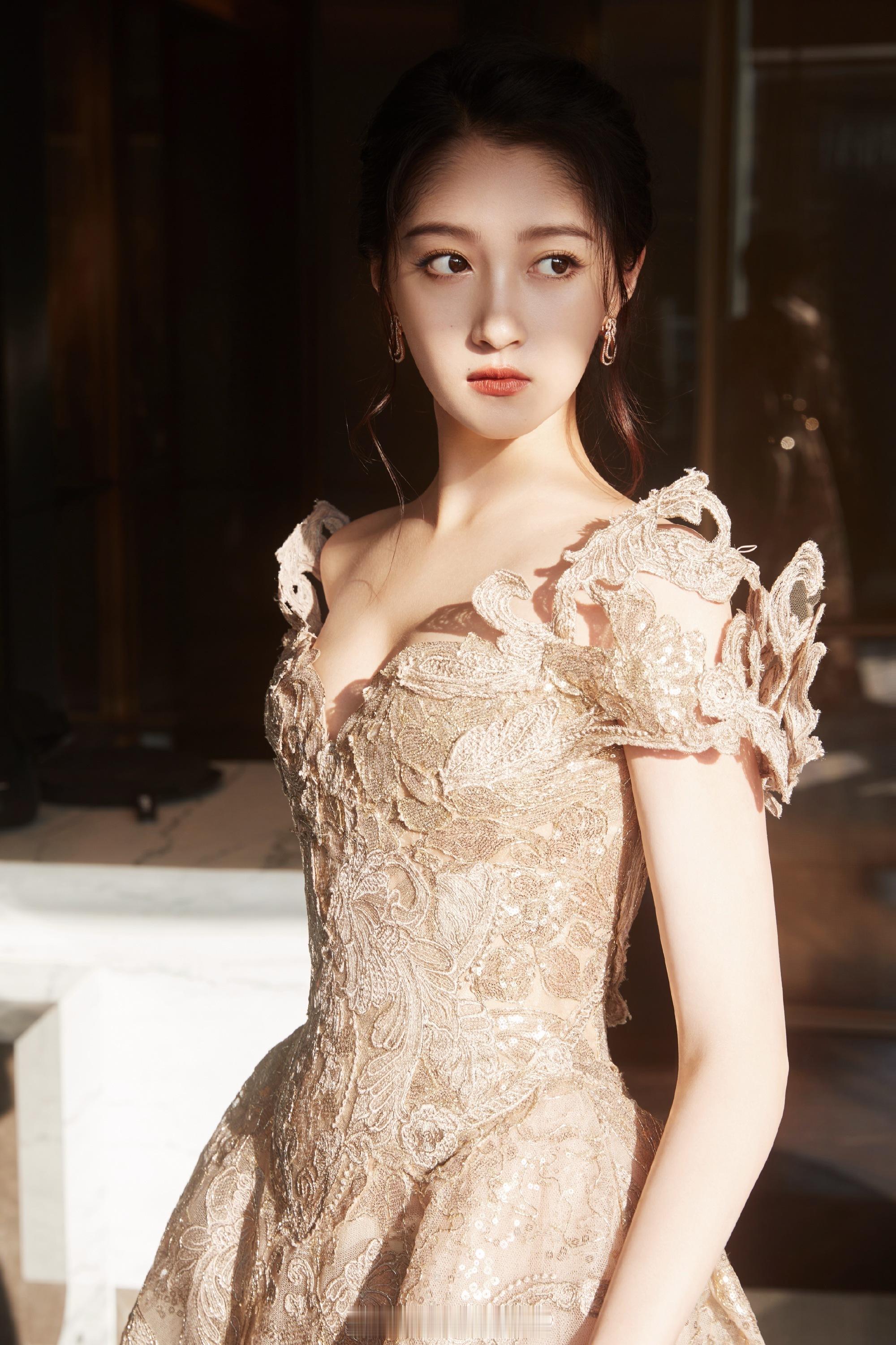 关晓彤金色高定圣光女神妆