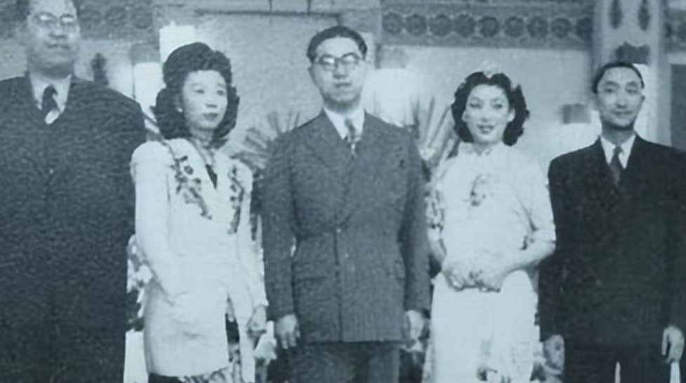 1939年，23岁的<em>孔令侃</em>偷偷和母亲的牌友，大他17岁的有夫之妇白兰花结婚。父亲