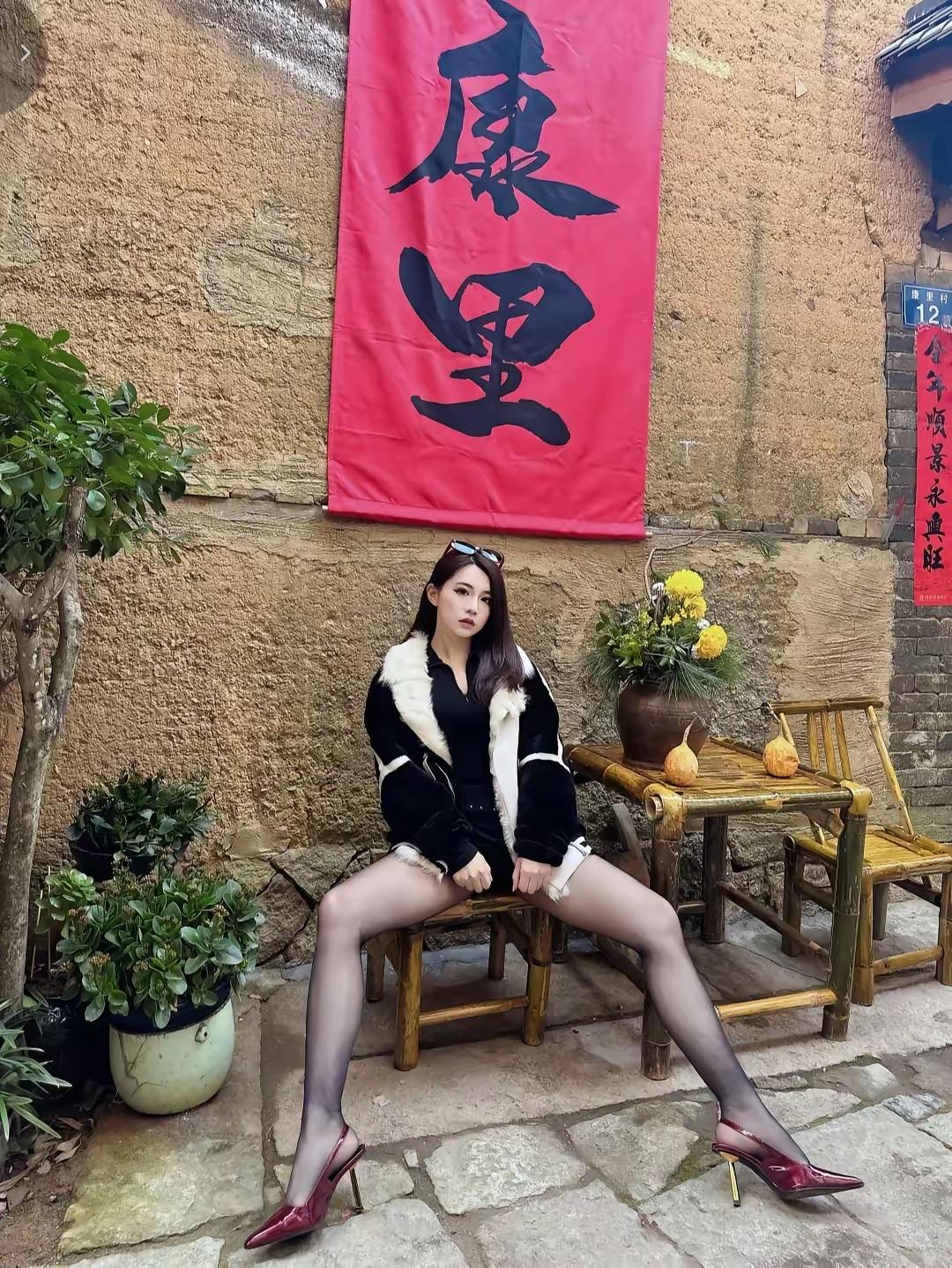 康里古巷的流量争议：[吐舌头眯眼睛笑]打卡还是刻意营销？黄土墙前的“康里”红布下，竹桌椅