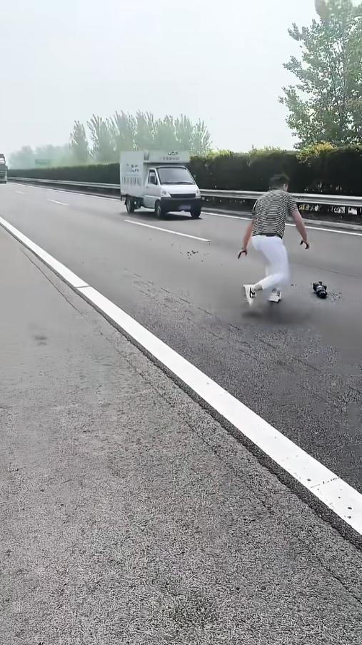 “但行好事莫问前程！”近日，安徽萧县，俩男子驾车行驶在高速公路上，突然发现前方有