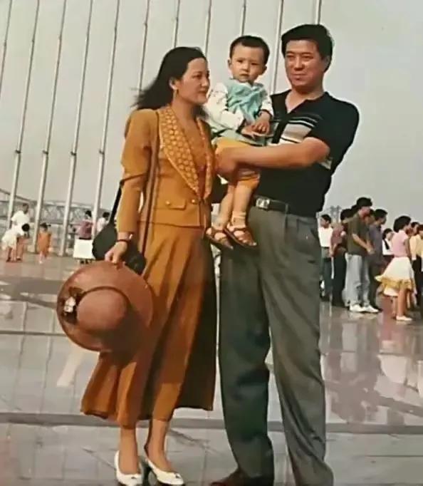 终于知道为什么黄景瑜长这么大个子了。父母个子都很高，一看就是典型的东北人。虽