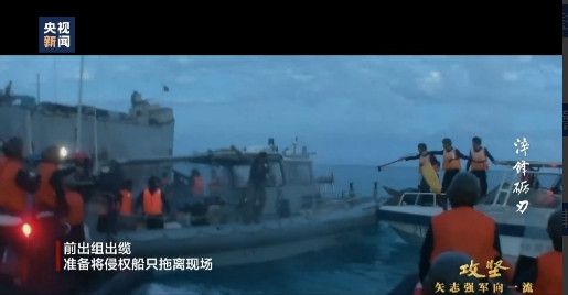 首次曝光！菲军掏出枪支对抗中国海警执法，我海警高喊：冲我来！ 8月1日，央视
