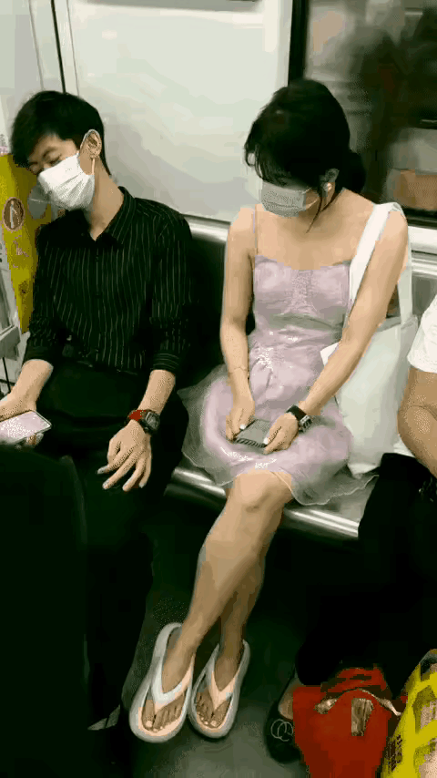 开心一刻地铁上一幕，小伙倚坐睡，手里拿手机，旁边美女见，长的真不错，点点手