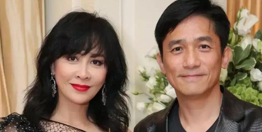 朱茵说:“我老公黄贯中是一个很有情趣的人，想到什么就做什么。”刘嘉玲一脸落寞:“