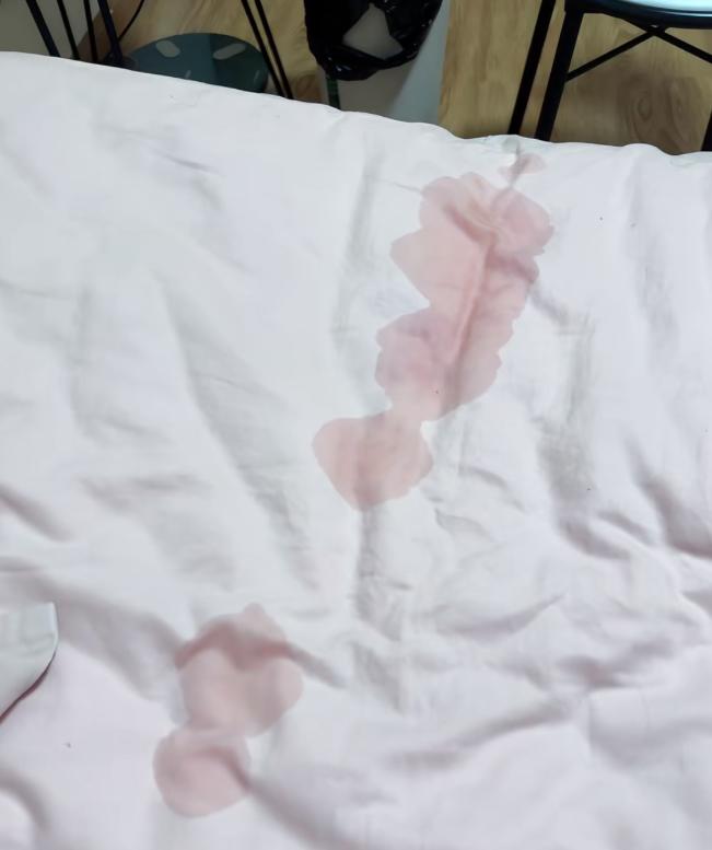 杭州女子清晨疑遭人上门开锁，床单发现不明液体，当事人称警方已找到嫌疑人，警方回应