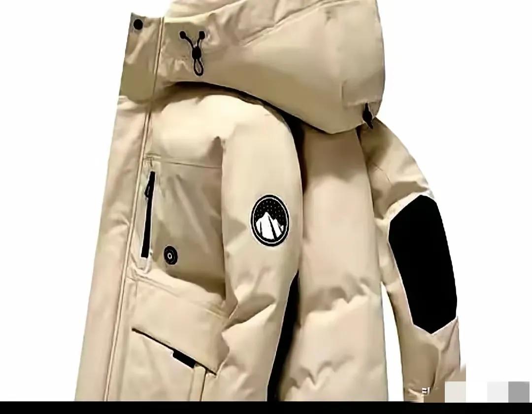 羽绒服界这波对比太扎心了！鸭鸭600块的250克厚绒款，靠着王一博带货，双十