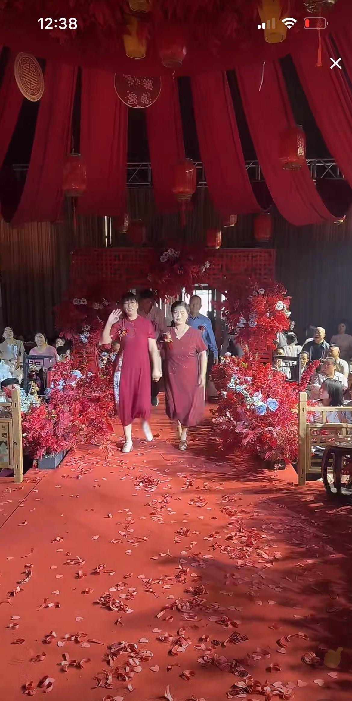 灵洋妈和雨露妈手牵手，两位父亲紧随其后，这温馨一幕，是两个家庭彼此接纳的最好诠释