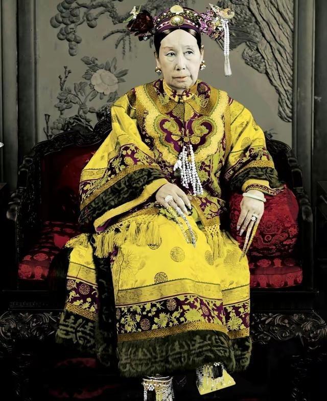 公元1880年，守寡20年的慈禧吃着满汉全席，突然恶心想吐，太医一搭脉，吓得满头