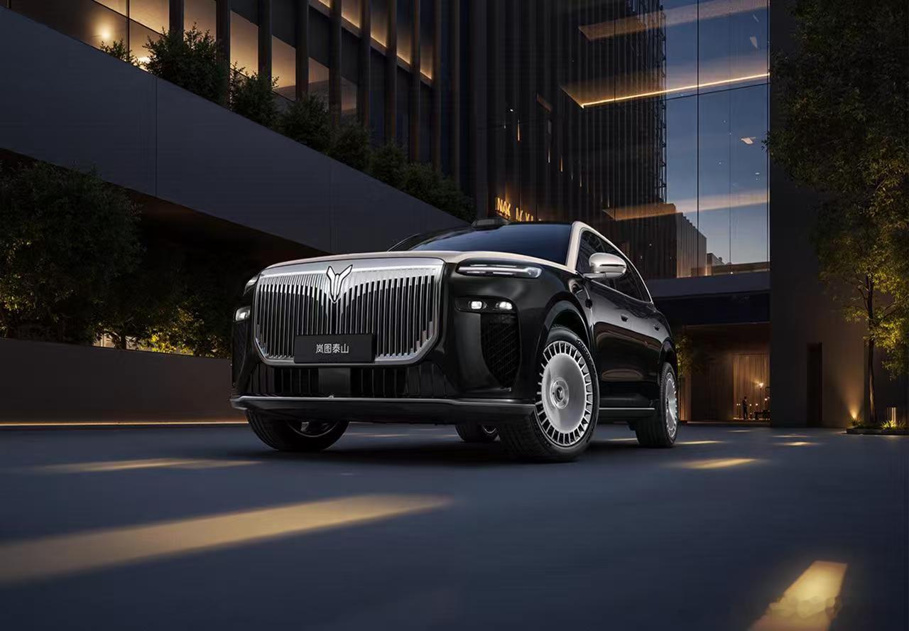 懂什么是汽车美学的新境界谁被岚图泰山的内饰设计深深吸引了?门板上自然流畅的木纹,