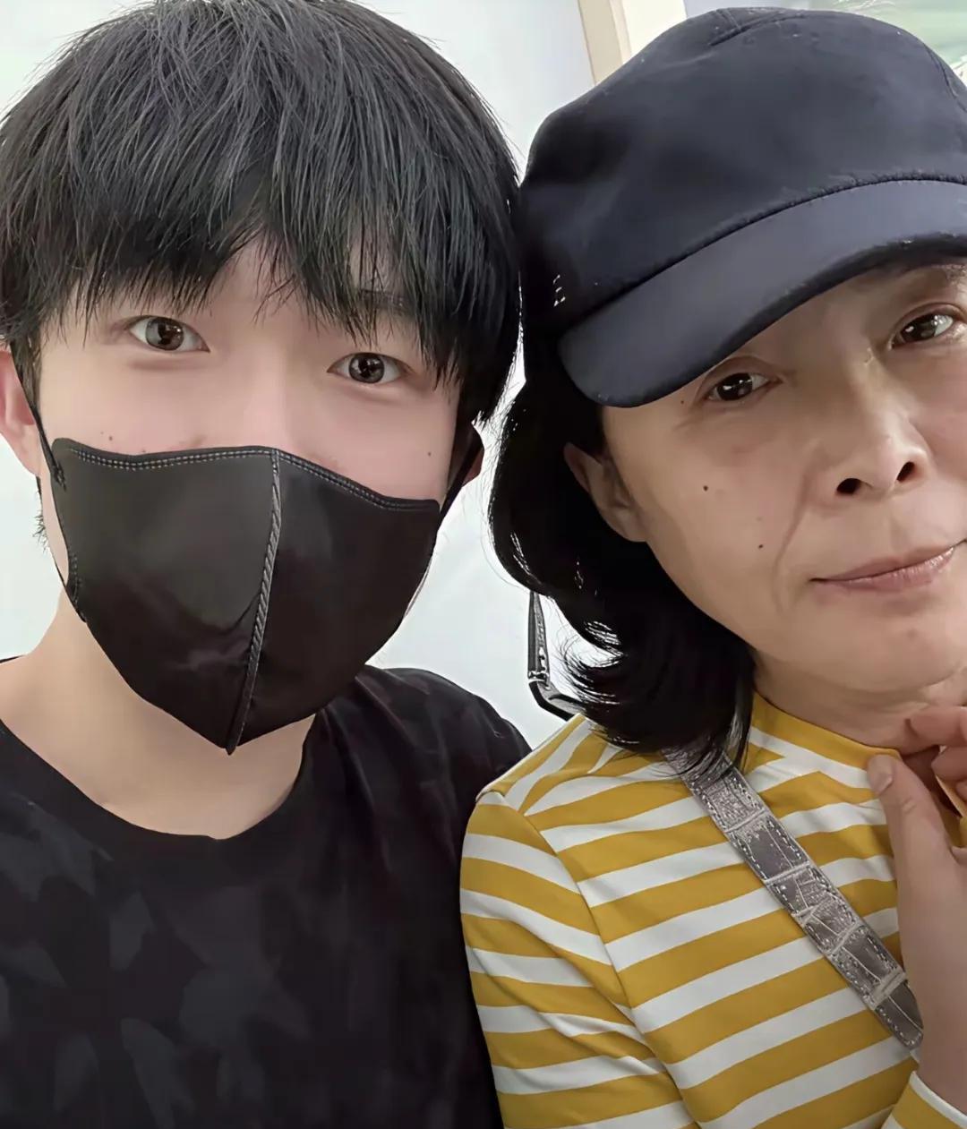 大头妈妈这张照片，看上去确实很憔悴，跟去年奥运会结束在机场迎接大头那会儿比起来，
