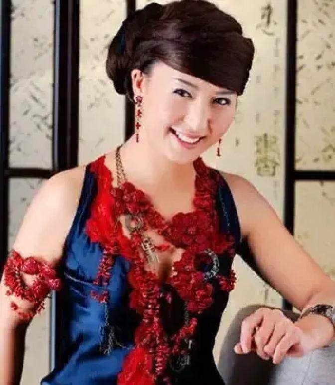 看到某顶流在镜头前哭穷，说全年无休。我笑了。我刚挤完早高峰的五号线，手里那碗