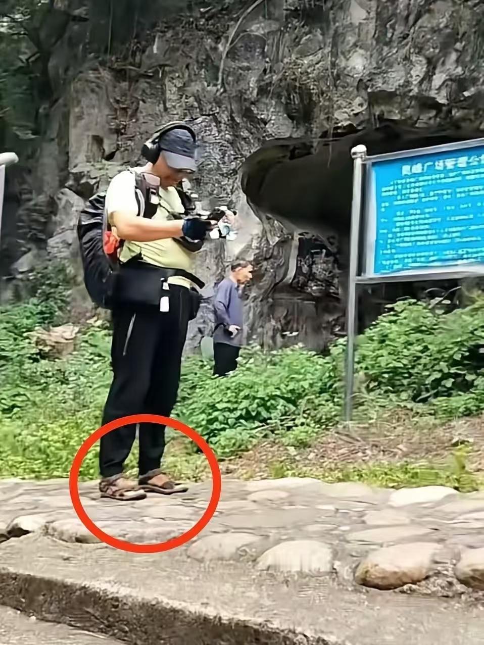 广西河池有一名博主自己上山，在半山腰遇见一个陌生男子，该男子称自己是从桂林徒步过