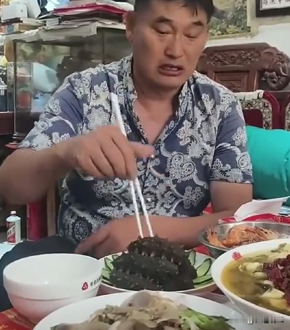 大衣哥朱之文之所以红了这么多年，并不是因为歌唱的有多好，而是全靠拎得清！不管是