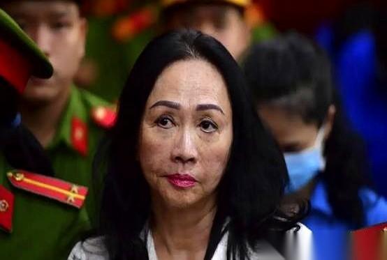 法官敲下死刑法槌那一秒，67岁的老太太没腿软，没哭天抢地。她猛地抬起头，嘶吼着