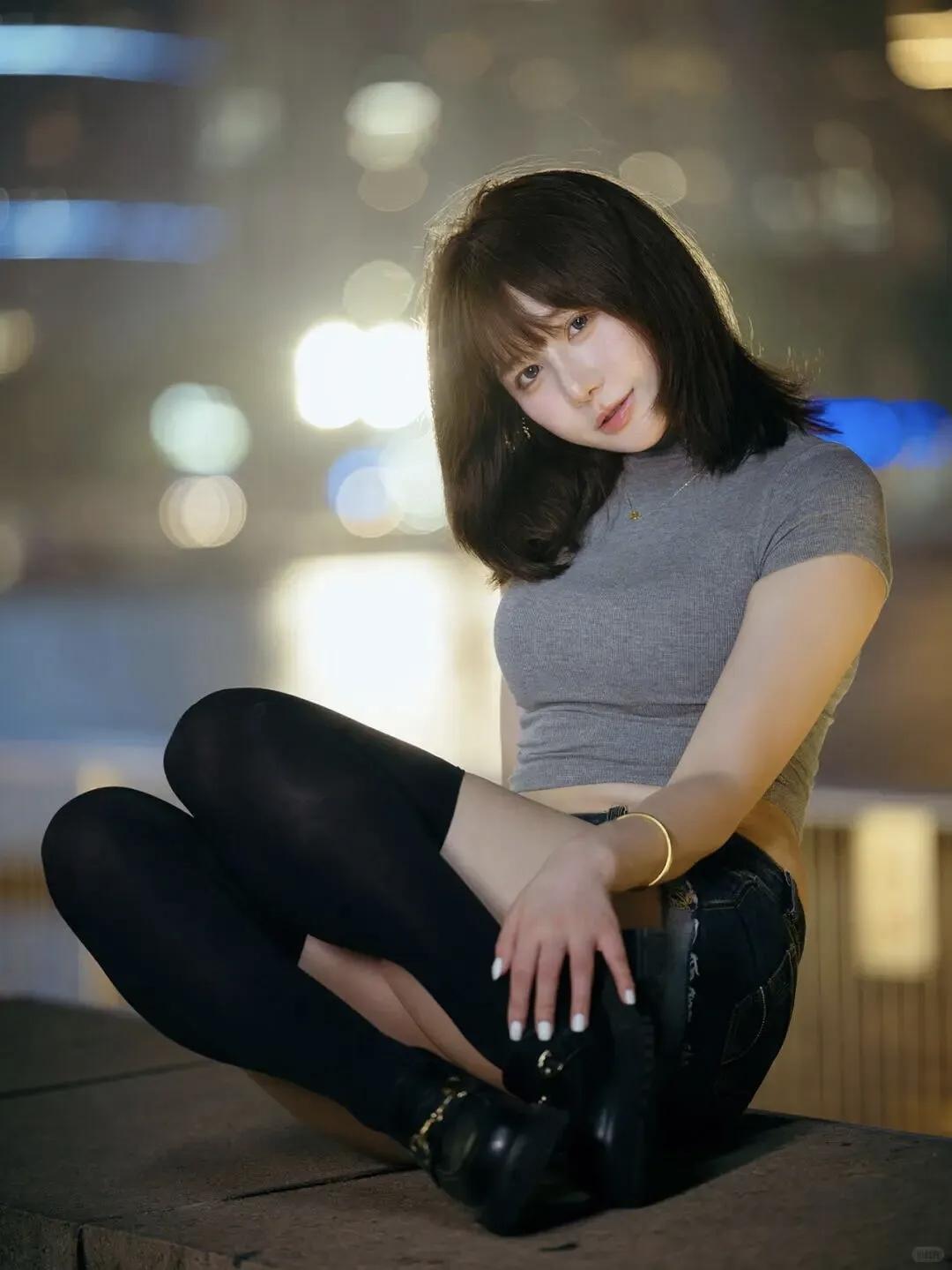 夏天岸边夜景是一场视觉盛宴性感高级神秘气质全拿捏她身姿优雅似神话仙女用