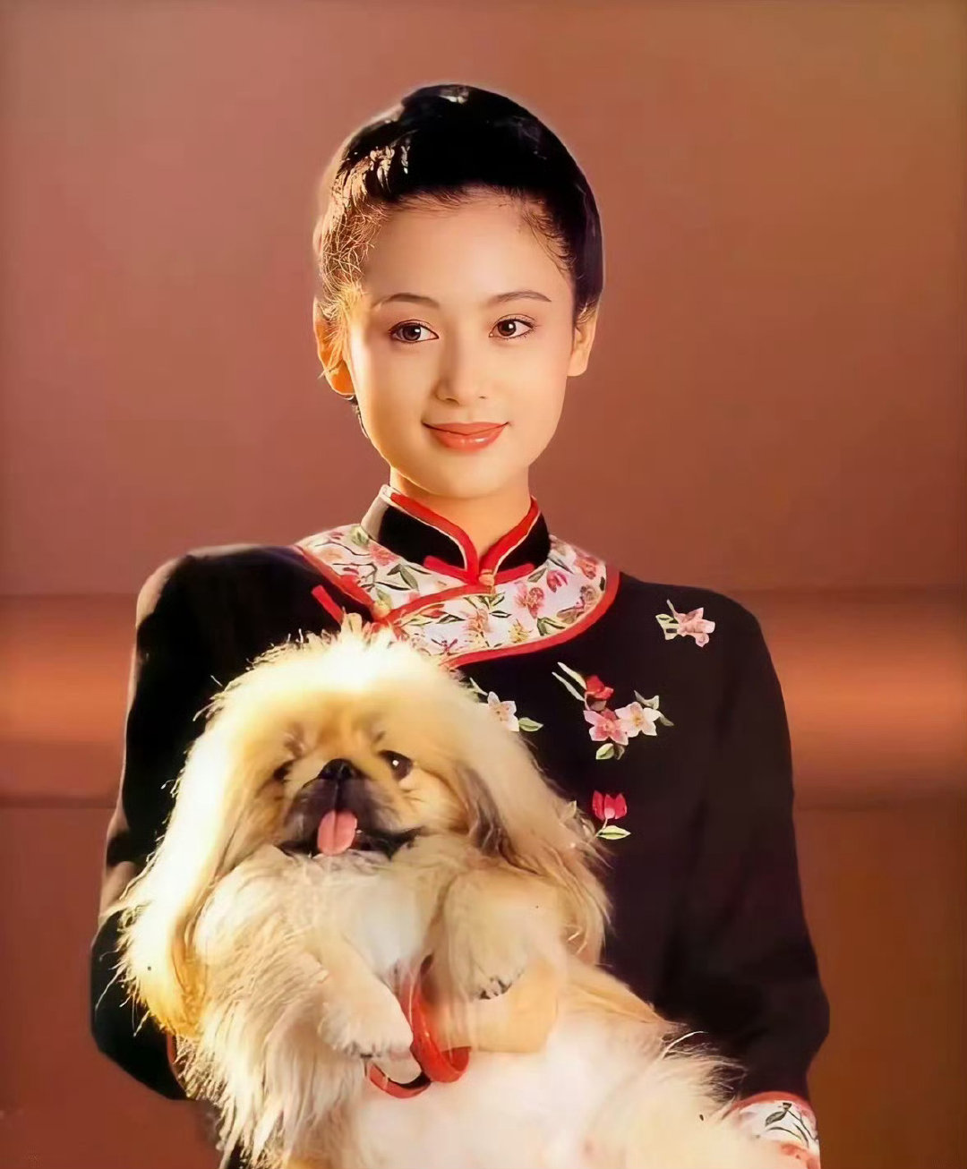 陈红和陈飞宇穿相似服装，眉眼好像，一看就是亲生的……​