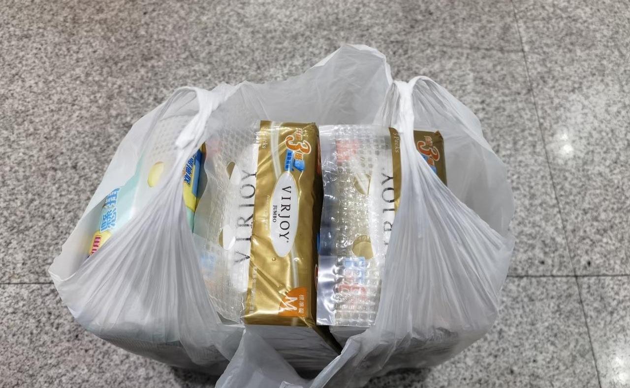 谁能想到，我在香港西九龙站被拦下“人赃并获”，赃物是三包薯片加一排益力多？事情